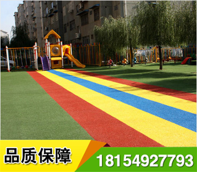 幼兒園定制人造草坪以專用設計,使用成本少,維護保養(yǎng)方便,環(huán)保安全,外形美觀,適應性強等優(yōu)勢,全面覆蓋和替代了傳統(tǒng)塑膠和PVC等鋪裝材料.